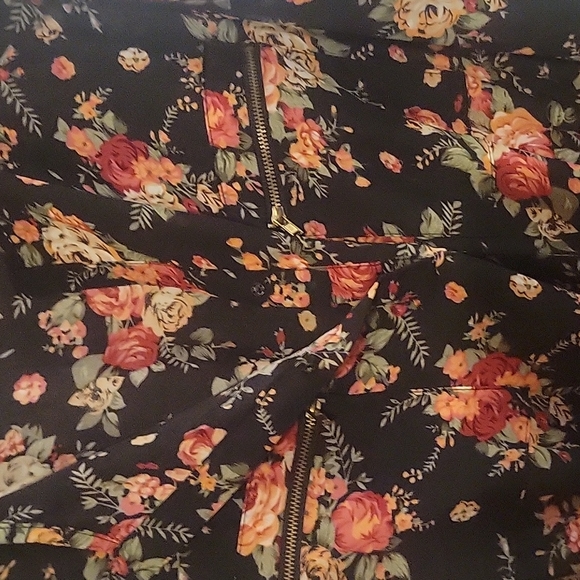 Sleeveless dress, V slit neck, black with floral print.  Lined skirt. - Picture 4 of 9